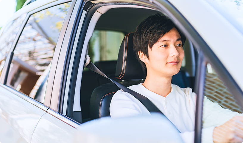 車に乗ってる男性